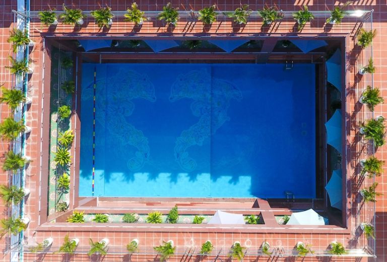 Khách sạn Hương Việt còn có một Sky Pool sang chảnh được đặt trên tầng thượng (nguồn: Booking.com).