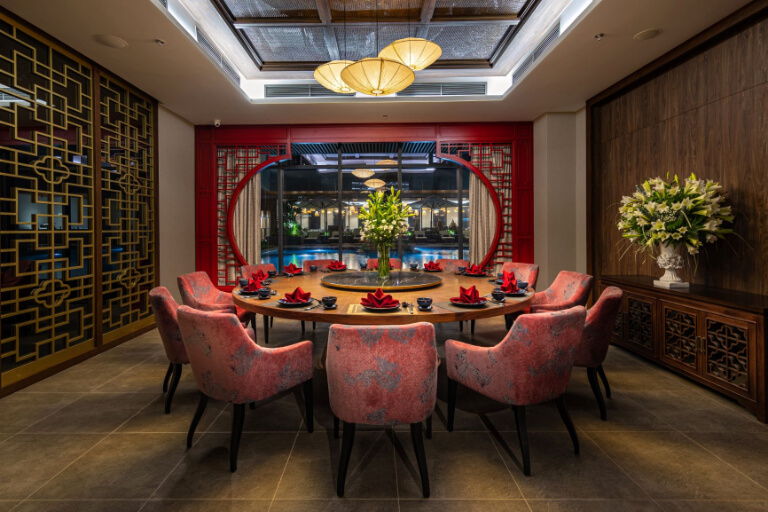 Nhà hàng FengHuang mang kiến trúc Trung Hoa độc đáo với không gian riêng tư.