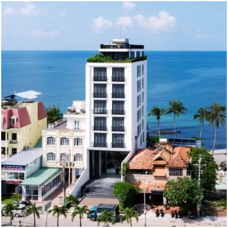 M Hotel có thiết kế sang trọng với gam trắng chủ đạo nằm sát bãi biển. (Nguồn: Booking.com) 
