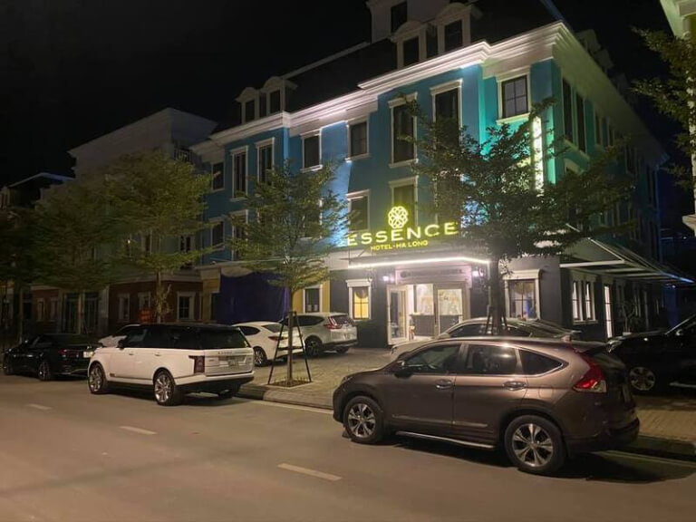 Ha Long Essence Hotel nổi bật với thiết kế xanh dương độc đáo, thu hút người đi đường.