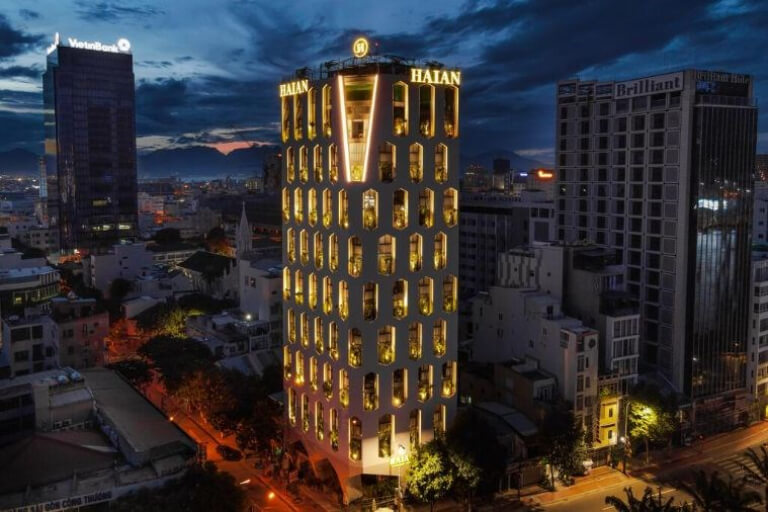 Haian Riverfront Hotel Da Nang nổi bật với thiết kế mở từ các cửa sổ tạo nét độc đáo.