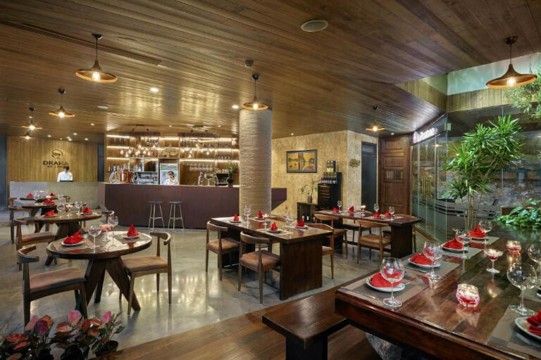 Không gian nhà hàng ấm cúng với nội thất gỗ đặc trưng.
