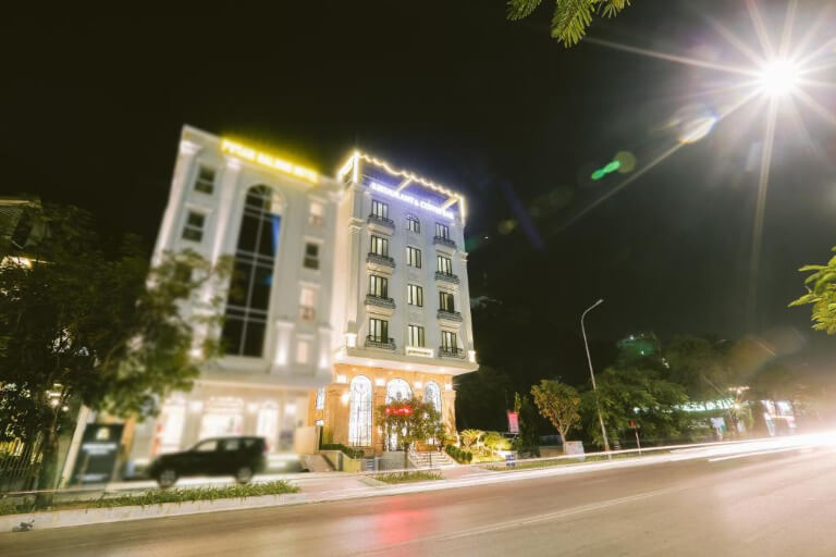 Khách sạn Vincent Hạ Long nổi bật với thiết kế hiện đại với gam màu trắng thanh lịch.