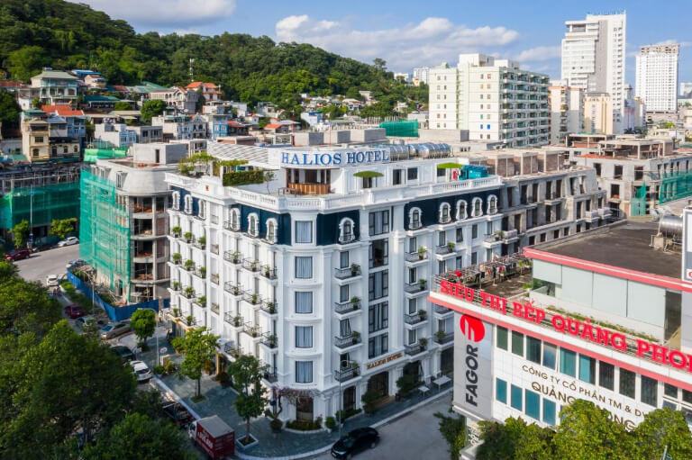 Khách sạn Halios Hotel Halong nổi bật với thiết kế hình chữ V, sở hữu 2 mặt tiền hướng ngoài bắt mắt.