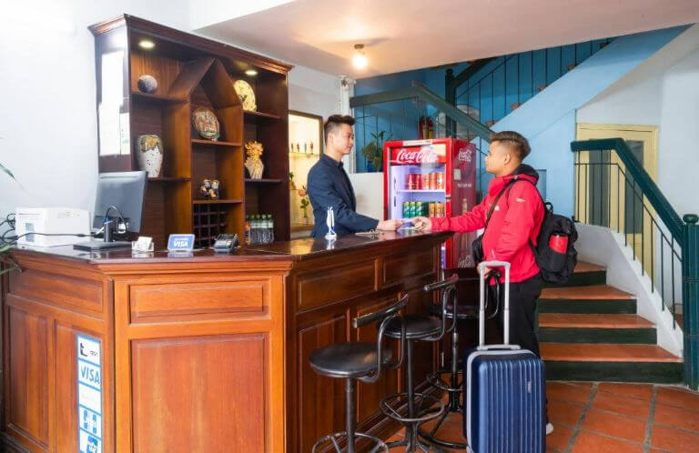 Quầy bar tại sảnh tầng 1 cung cấp đa dạng đồ uống cho du khách.