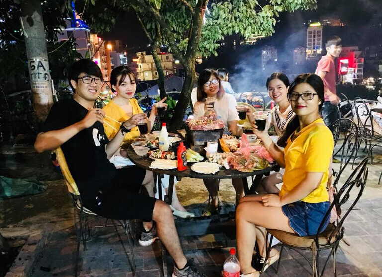 Dịch vụ BBQ được rất nhiều du khách yêu thích bởi sự thuận tiện và không gian ấm cúng.