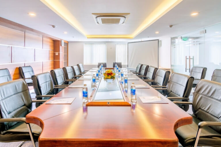 Không gian phòng họp hiện đại có sức chứa 35 khách, phù hợp cho các buổi hội thảo quan trọng.