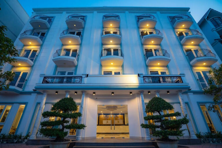 Hoian Sincerity Hotel & Spa được thiết kế cao tầng với lối kiến trúc hiện đại.