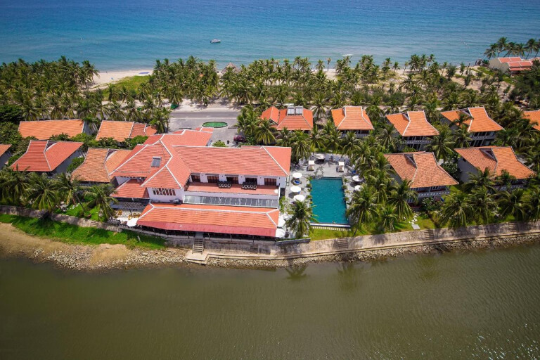 Hội An Beach Resort sở hữu vị trí siêu đẹp ngay cạnh đường bờ biển.