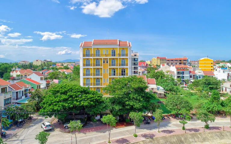 Royal Riverside Hoi An Hotel nổi bật với gam màu vàng.