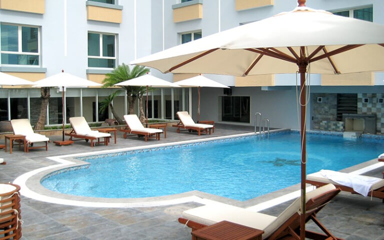 Bể bơi ngay chính giữa khách sạn, sở hữu diện tích rộng.