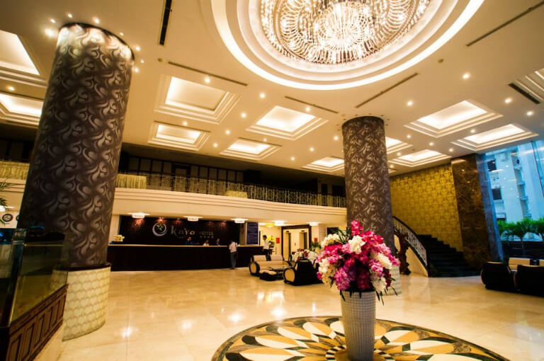 Khách sạn có không gian sảnh ấn tượng với các gam màu ấm.