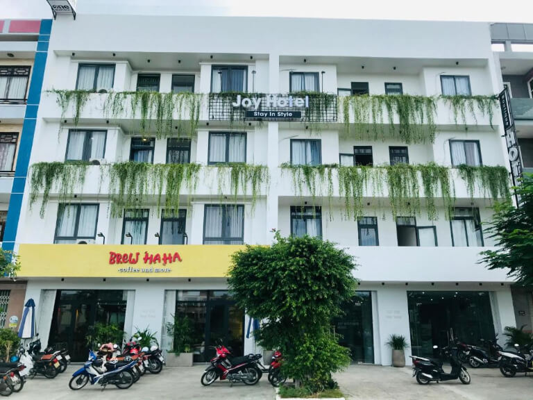 Joy Hotel Phú Yên nổi bật với gam màu trắng pha xanh từ các thảm thực vật.