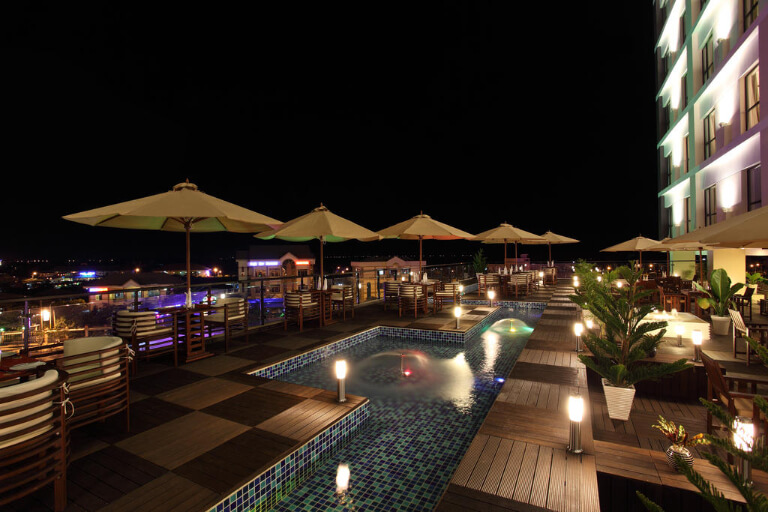 Sky Lounge mang tới 1 không gian ngắm cảnh và thư giãn cực chill.