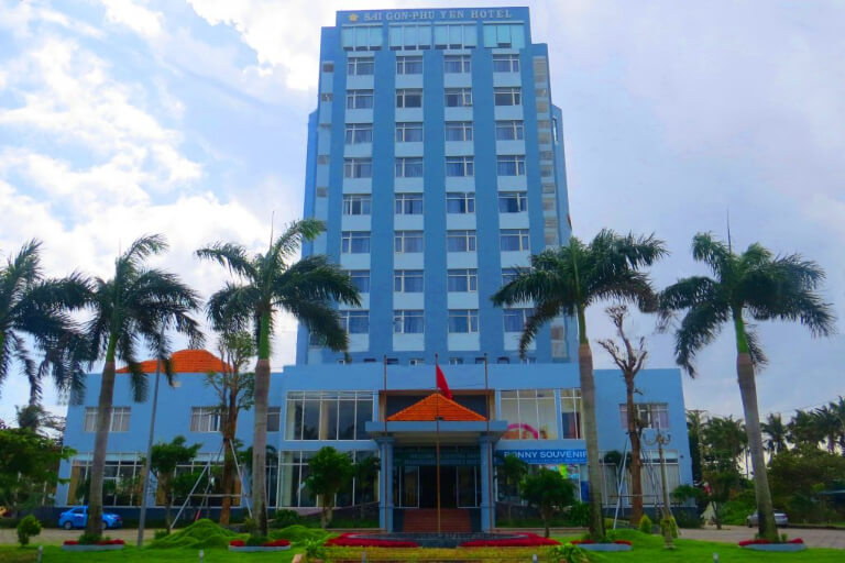 Khách sạn Sài Gòn Phú Yên nổi bật với màu xanh dương bắt mắt.