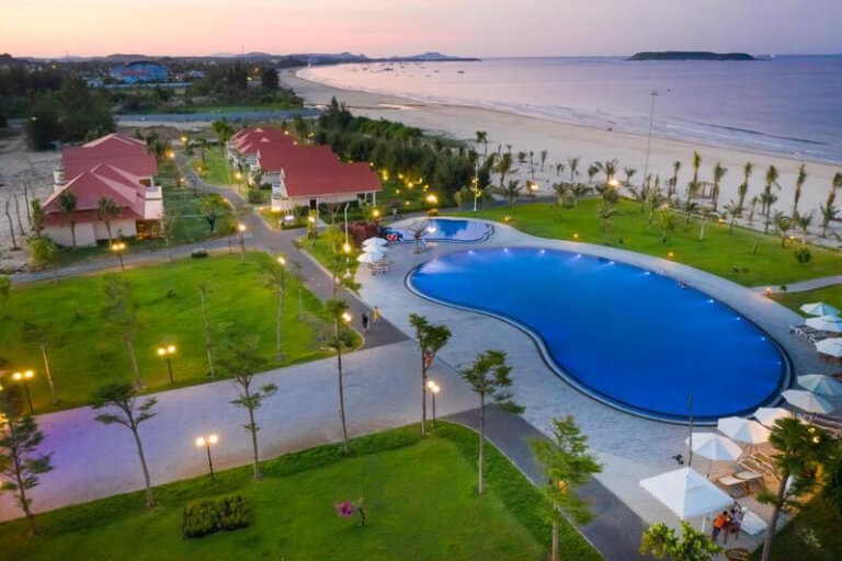 Resort Sao Mai Phú Yên sở hữu không khí trong lành và thoáng mát khi nằm ngay sát biển.