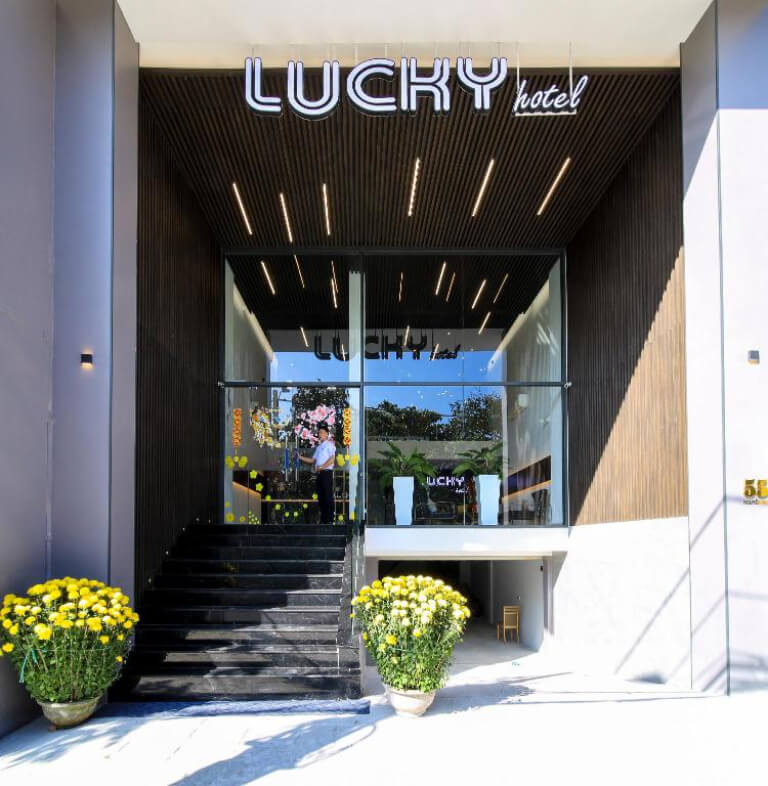 Lucky Hotel nằm ngay trung tâm thành phố, rất thích hợp để tham quan các địa điểm nổi tiếng khác.