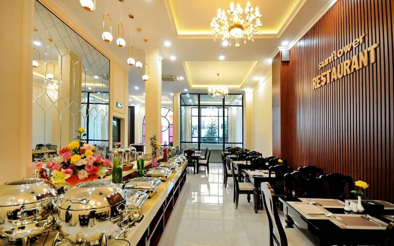 Không gian sảnh ăn rộng được xếp quầy buffet và bàn ăn ngay cạnh cực tiện lợi.