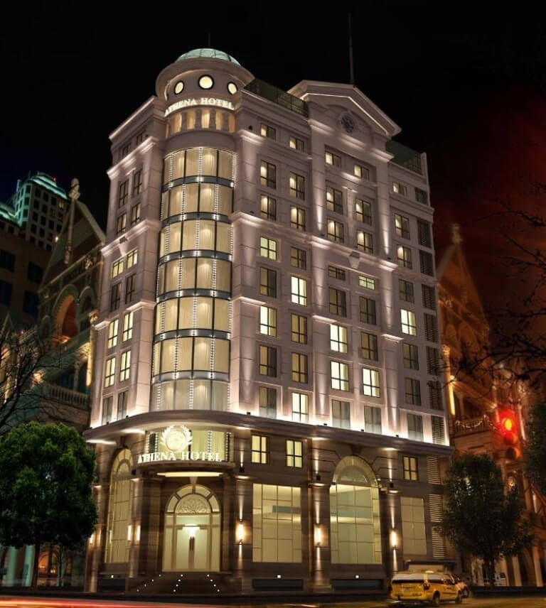Athena Hotel nổi bật với sự xa hoa trong thiết kế châu Âu hiện đại vào ban đêm.