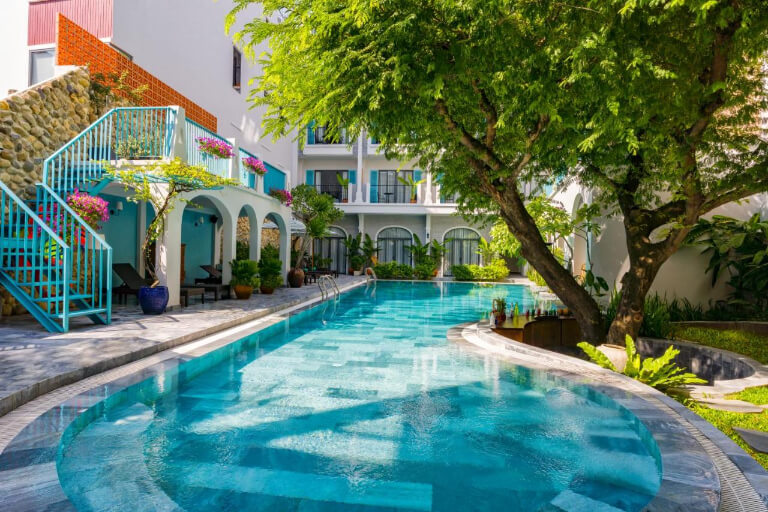 Bể bơi ấn tượng nằm ngay chính giữa khuôn viên khách sạn.