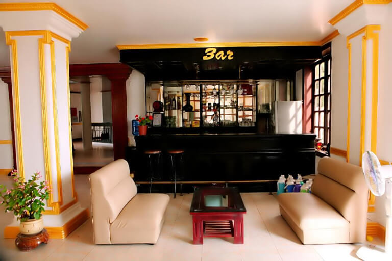 Quầy bar tầng 1 mang đến trải nghiệm tuyệt vời cho khách lưu trú.