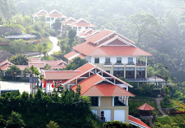 Belvedere Hotel and Resort nổi bật với thiết kế các căn nhà mái đỏ nằm dọc theo sườn đồi.