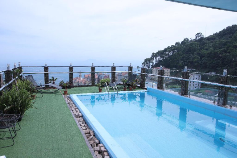 Bể bơi ngoài trời có tầm nhìn đẹp mang lại 1 trải nghiệm mới lạ cho du khách.
