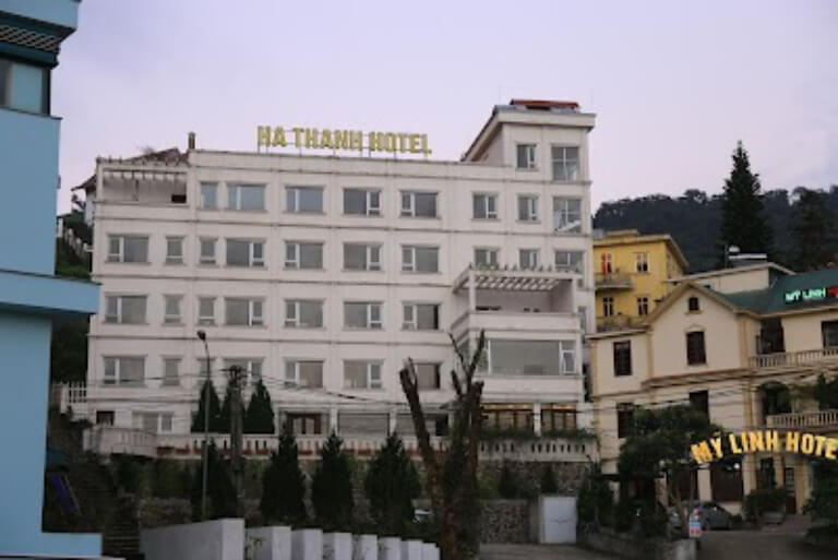 Khách sạn Hà Thành Tam Đảo Hotel nổi bật với gam màu trắng thanh lịch.