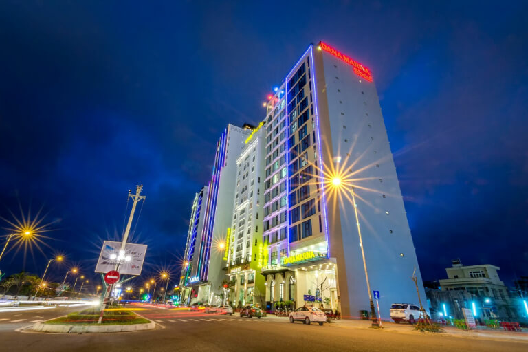 Khách sạn Dana Marina sở hữu độ cao lớn có tầm nhìn siêu đẹp ra bãi biển Mỹ Khê.