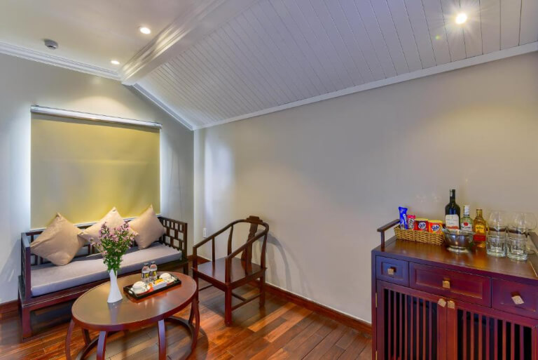 Phòng khách mang không gian ấm cúng được bố trí nội thất gỗ chủ yếu.