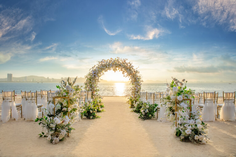 Dịch vụ lễ cưới được tổ chức ngoài biển, mang thiết kế lãng mạn của đại dương.