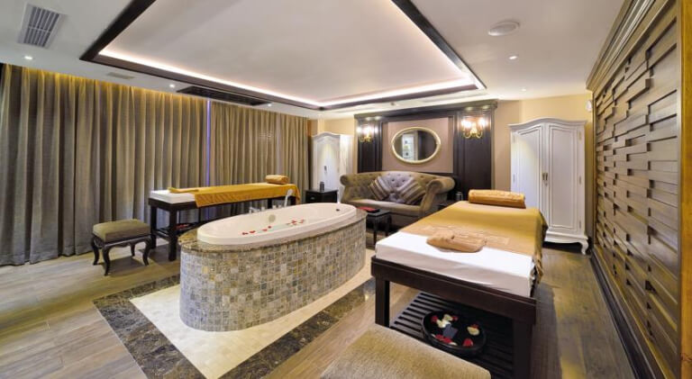 Không gian phòng spa thư giãn với tone màu nâu be và trắng sáng sủa.