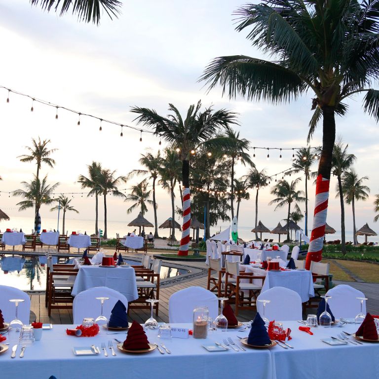 Các sự kiện bên bãi biển có thể chứa lên đến 800 - 1000 người, cung cấp dịch vụ ẩm thực chuyên nghiệp (nguồn: Booking.com).