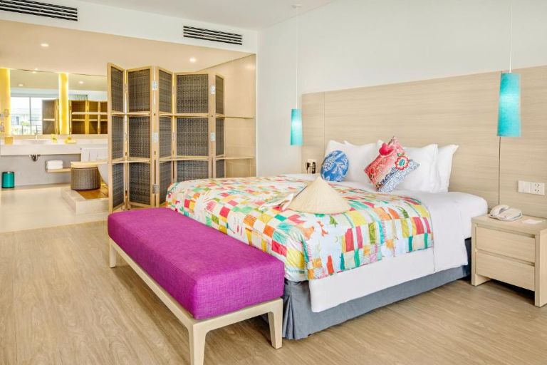 Phòng ngủ gồm có 1 giường cỡ lớn dành cho gia đình, được ngăn cách với phòng khách bằng vách ngăn gỗ tinh tế. (nguồn: Booking.com).