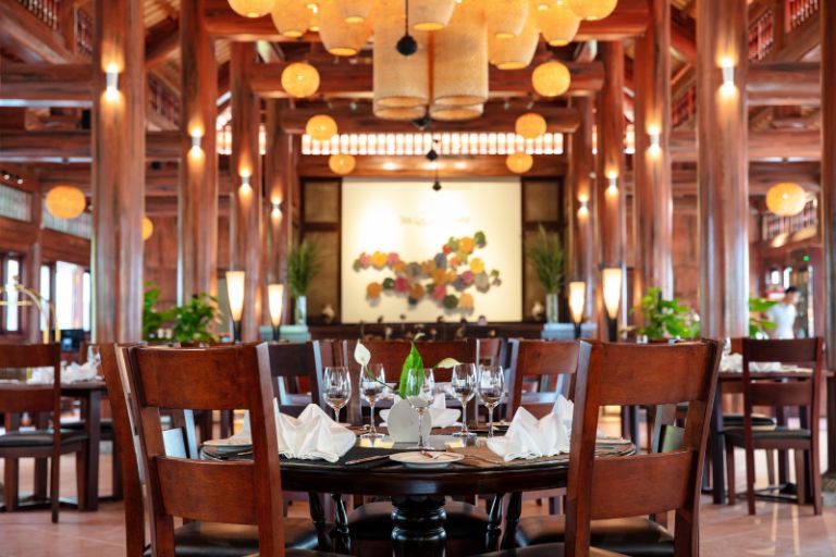 Nhà hàng Lotus Lounge & Restaurant gây ấn tượng với thiết kể cổ điển nhiều gỗ và tre (nguồn: Booking.com).