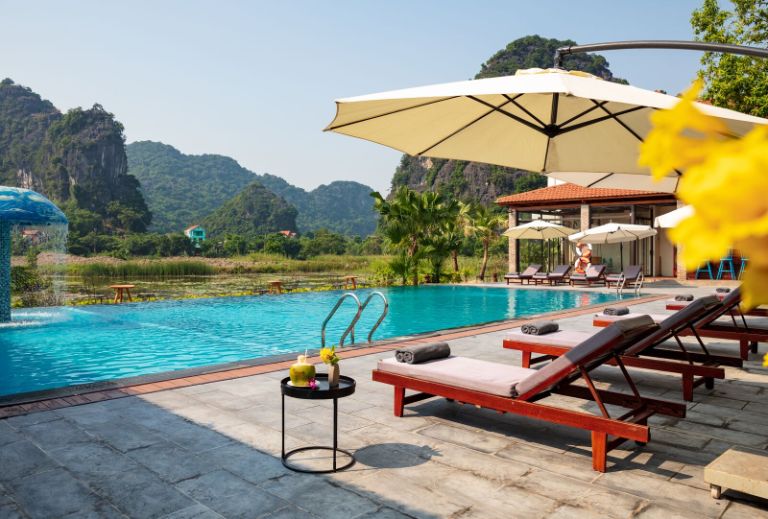 Bể bơi có thiết kế đẹp mắt và có tầm nhìn trực diện ra thiên nhiên núi rừng Tam Cốc (nguồn: Booking.com).