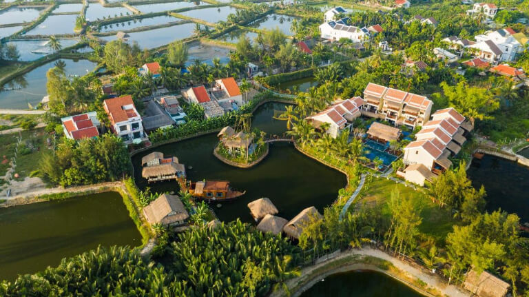 Zest Villas & Spa Hoi An được bao quanh bởi hồ và hệ sinh thái xanh cực chill.