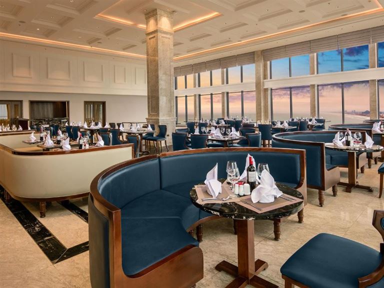 Nhà hàng Altitude đem đến không gian dùng bữa sang trọng, hiện đại, tinh tế với các tông màu trung tính. 