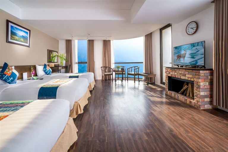 Hạng phòng Executive Balcony thích hợp cho nhóm khách 3 người, với ba giường đơn và khu vực uống trà lãng mạn.