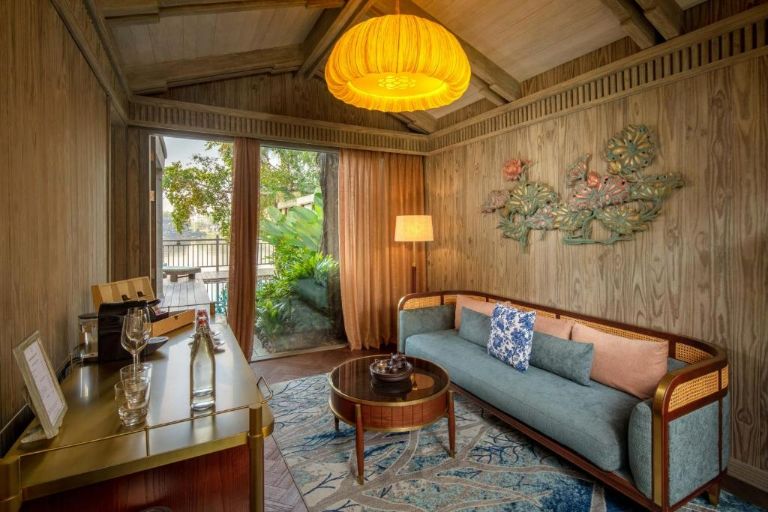 Phòng khách có diện tích tương đối nhỏ nhưng vẫn mang phong cách trang trí ấn tượng với tác phẩm nghệ thuật đầm sen làm từ đồng, thép. (Nguồn: Internet)