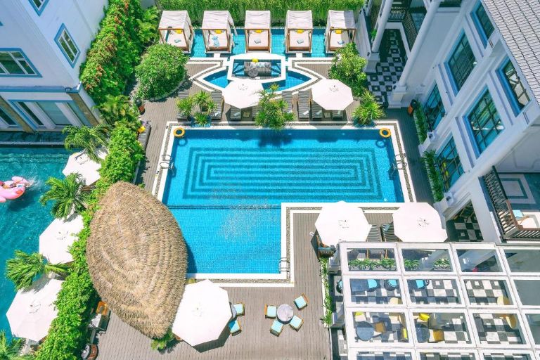 Bể bơi ngoài trời nằm tại vị trí đẹp nhất khách sạn được thiết kế theo dạng chữ L trong diện tích 23 mét vuông với độ sâu 1,3m. 