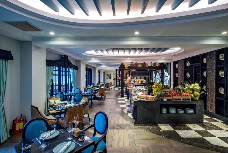 Bếp Hội An mang đến không gian ẩm thực tươi mới của sắc xanh của đại dương trong lối kiến trúc phương Tây đầy sang chảnh. 