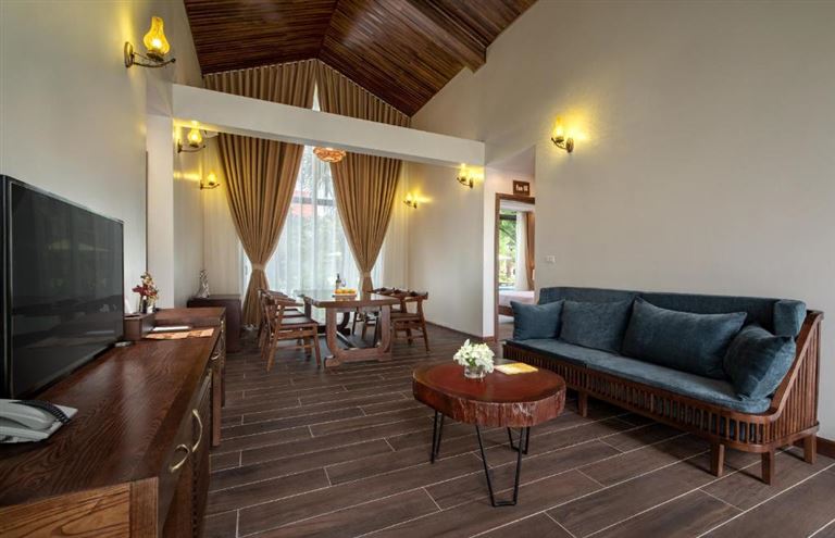 Biệt thự gia đình này của Bái Đính Riverside Resort & Spa sở hữu một không gian phòng khách trang nhã, lịch sự.
