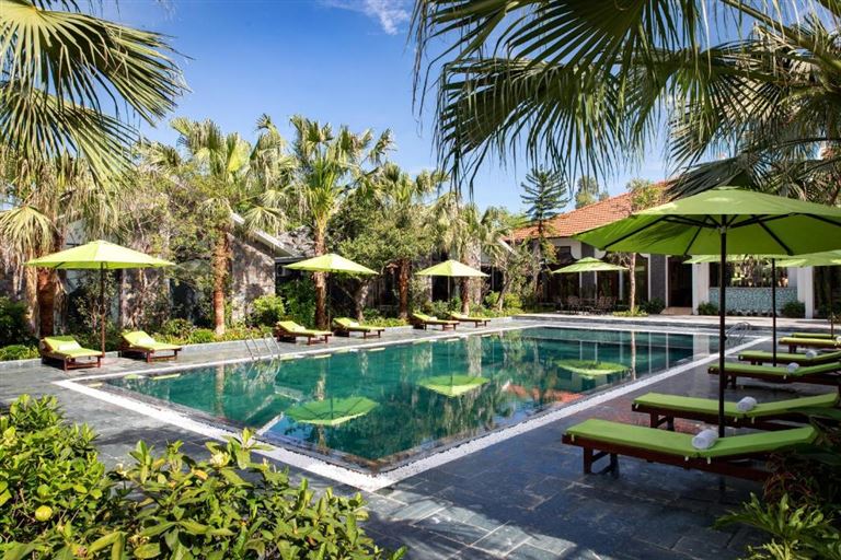 Resort sở hữu một bể bơi thiết kế đẹp, gần gũi tự nhiên hoạt động từ 6h - 20h hàng ngày hoàn toàn miễn phí. 