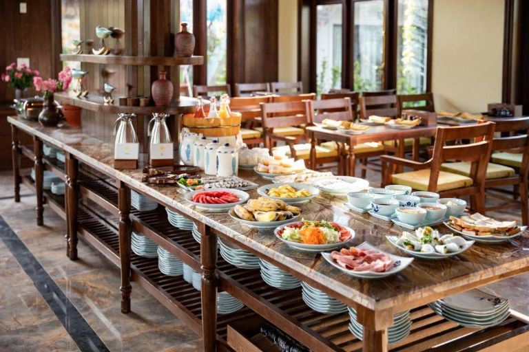 Nhà hàng Hoa Sen phục vụ ba bữa trong ngày với nhiều món đặc sản Ninh Bình và ẩm thực quốc tế đặc sắc.