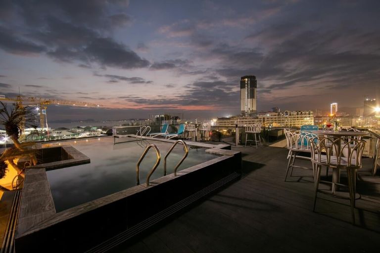 Bể bơi ngoài trời nằm tại tầng cao nhất mang đến thiết kế zic zac ấn tượng và được bao quanh là hệ thống kính trong suốt.