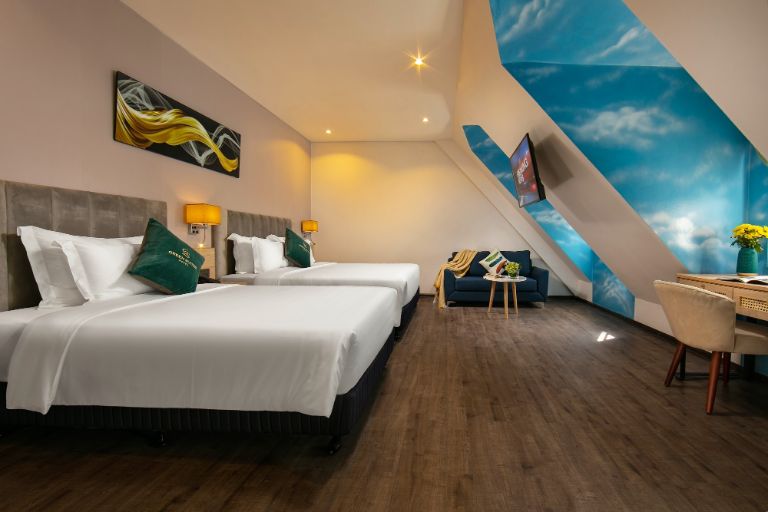 King Premium Ocean View được thiết kế đặc biệt với khuôn hình vát mang đến không gian nghỉ đầy địa trung hải thoáng đãng.