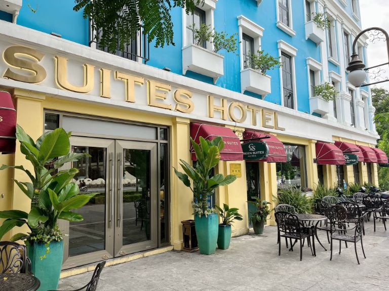Green Suites Hotel với phía ngoài khách sạn là đa dạng các màu sắc rực rỡ được thiết kế hình khối, các đường gờ chạy dài độc đáo. 