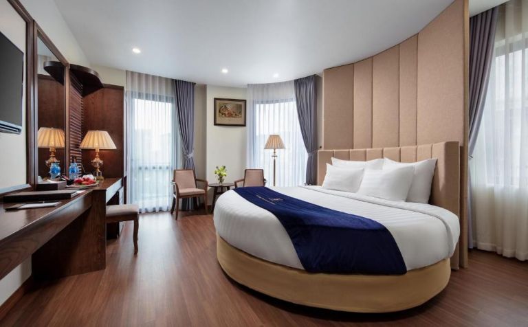 Phòng Junior Suite là hạng phòng luxury với vị trí lý tưởng trên tầng cao nhất mang đến không gian đầy xa hoa với diện tích lớn. 