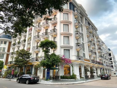 Halong Boutique Hotel nằm tại con đường đẹp nhất Hạ Long, nổi bật lên là toà nhà với sắc đen trắng đầy sang trọng.